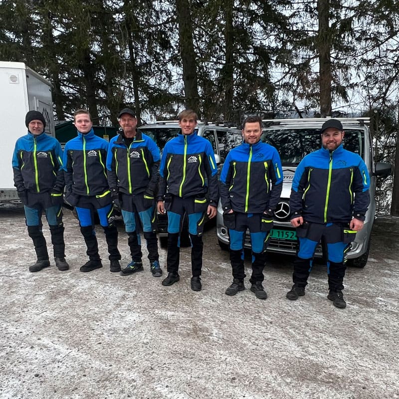 ansatte forran bil 2025